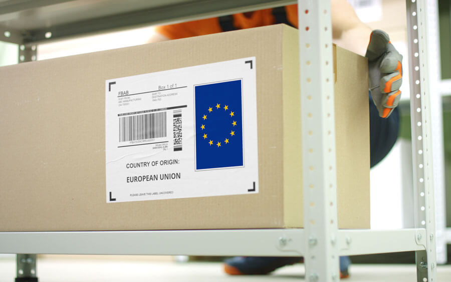 Radnik skladišta odnosi karton sa robom iz Evropske unije