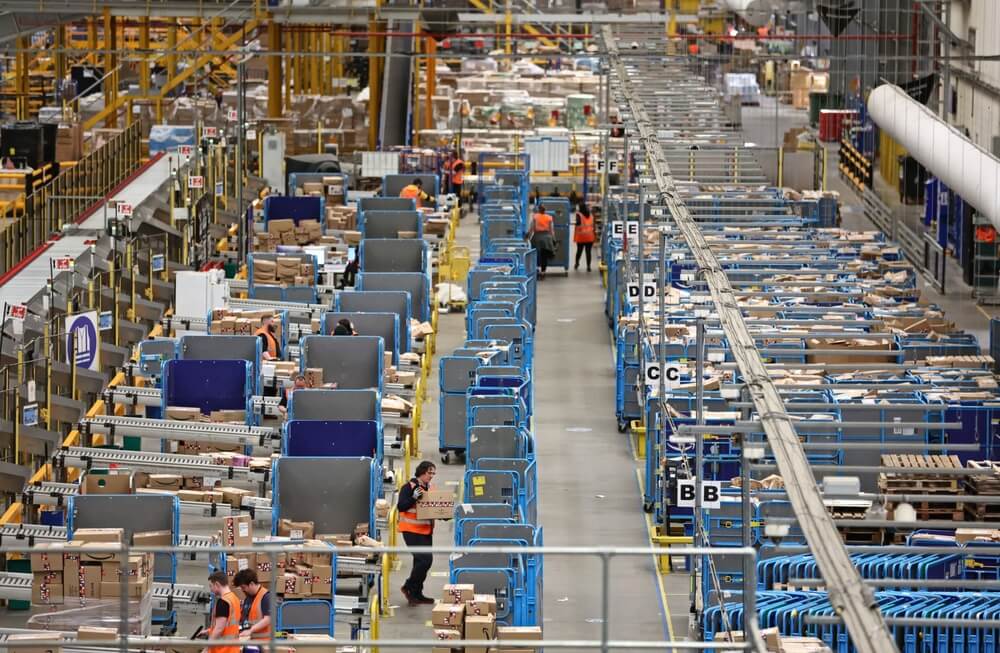 Logistička aktivnost u Amazon Fulfillment Centru postaje zauzeta za pripreme za Crni petak.