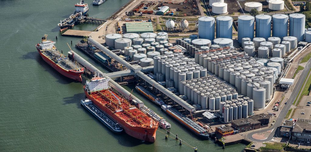 Pogled iz vazduha na tankere za naftu usidrene u pristaništu terminala silosa za skladištenje nafte.