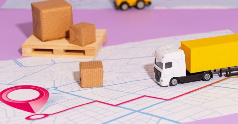 Ilustracija efikasne 3PL logistike kroz minijaturne modele kamiona i paleta na mapiranom putu, simbolizujući precizno planiranje i isporuku robe.